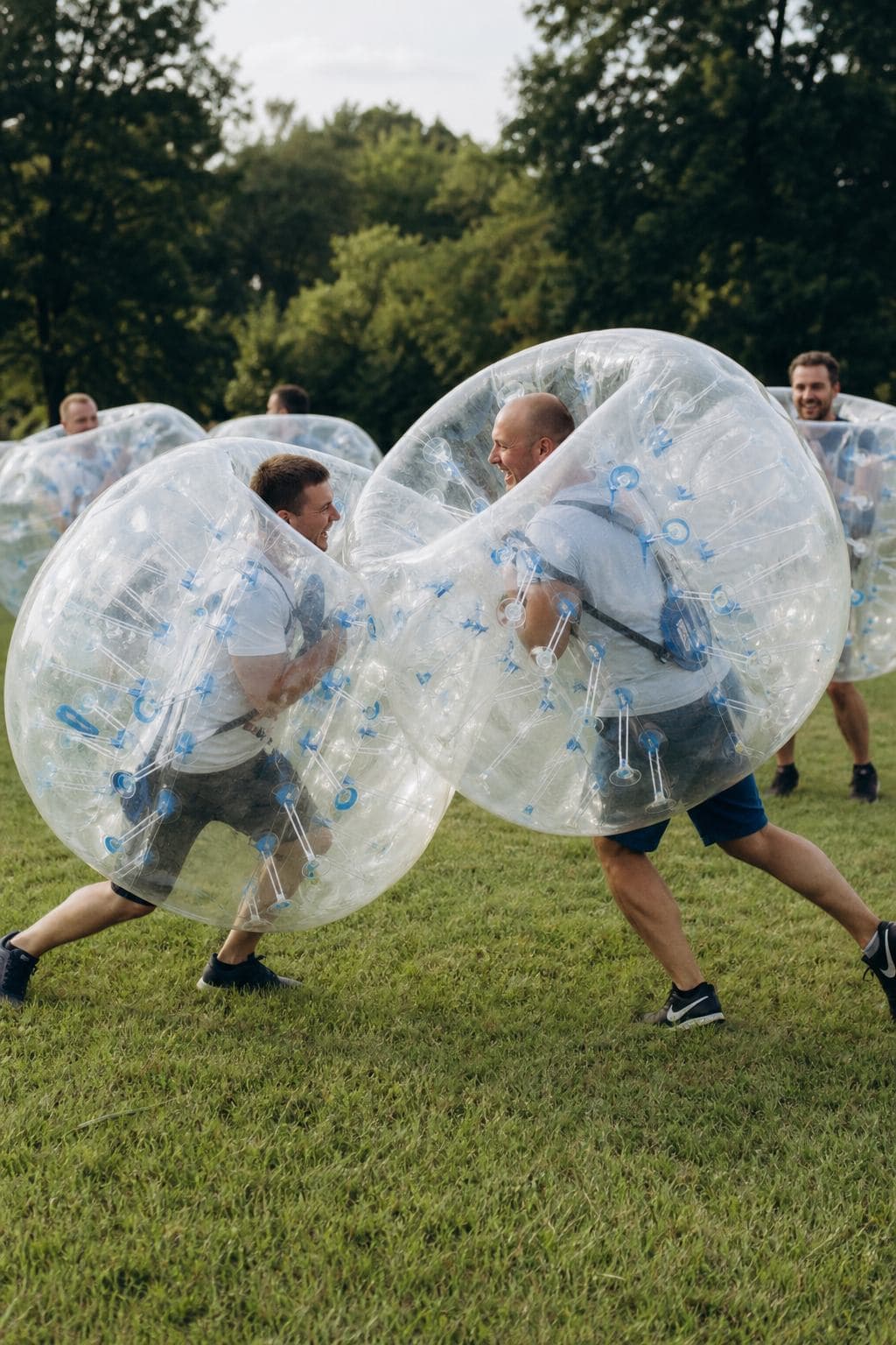 Dorośli w kulach bumper ball na pikniku firmowym