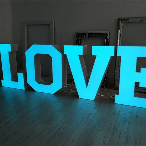 Litery LOVE z plexi - wynajem napis LOVE
