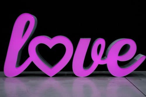 Pisane litery love podświetlane żarówkami LED (styl RETRO) - wynajem napis LOVE