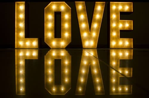 LOVE 150 cm - litery XXL podświetlane żarówkami LED (styl RETRO) - wynajem napis LOVE