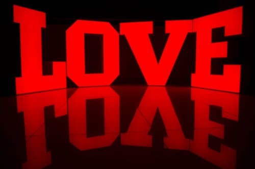 Litery LOVE podświetlane żarówkami LED (styl RETRO) napis SZEROKI - wynajem napis LOVE