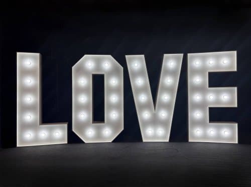 Litery LOVE podświetlane żarówkami LED (styl RETRO) napis WĄSKI - wynajem napis LOVE