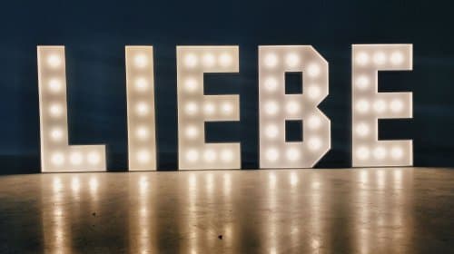 Litery LIEBE podświetlane żarówkami LED (styl RETRO) - wynajem napis Miłość